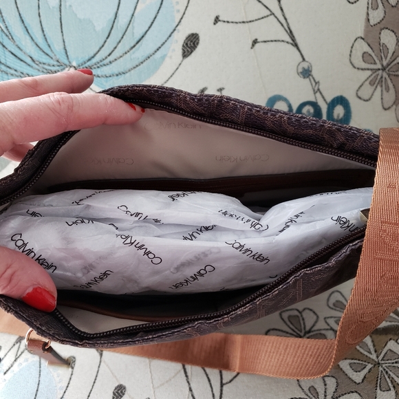 Calvin Klein New Belfast Signature Messenger Bag - Picture 2 of 4